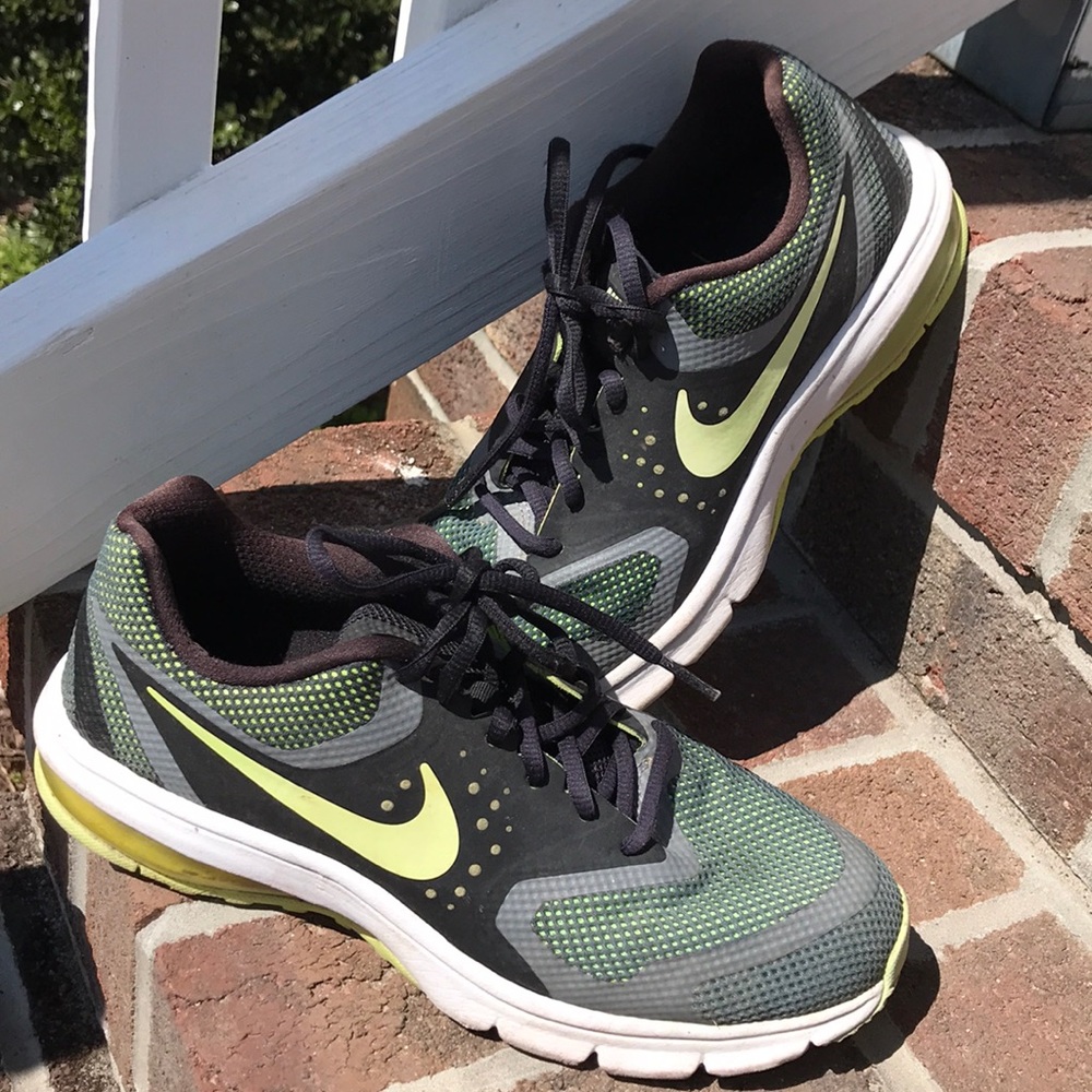 Nike tennis shoes size 7 youth